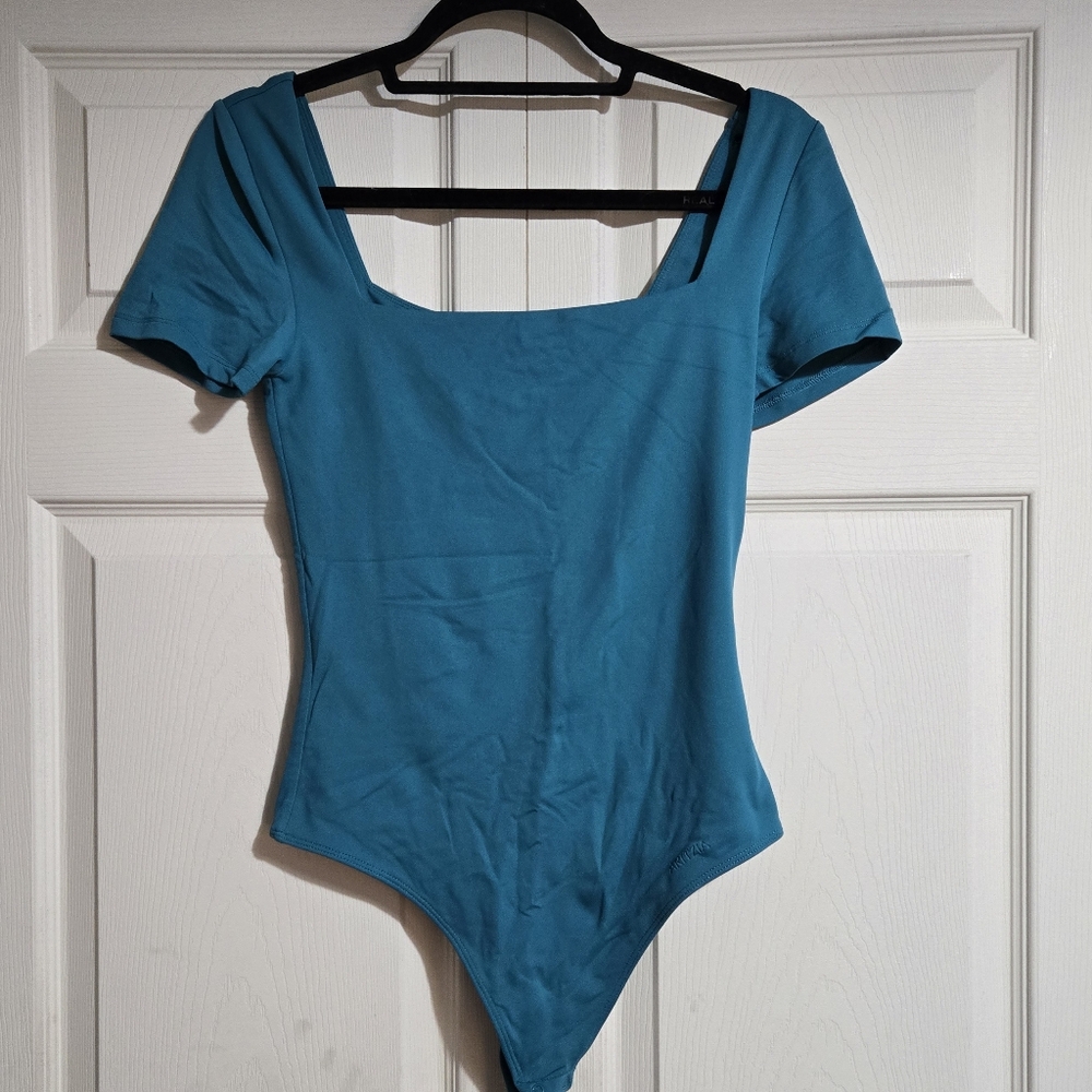 aritzia babaton shortsleeve bodysuit